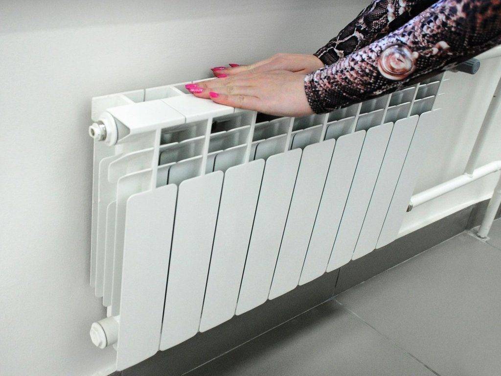 Почему радиаторы горячие, а дома холодно: как сохранить тепло | stroimass.com