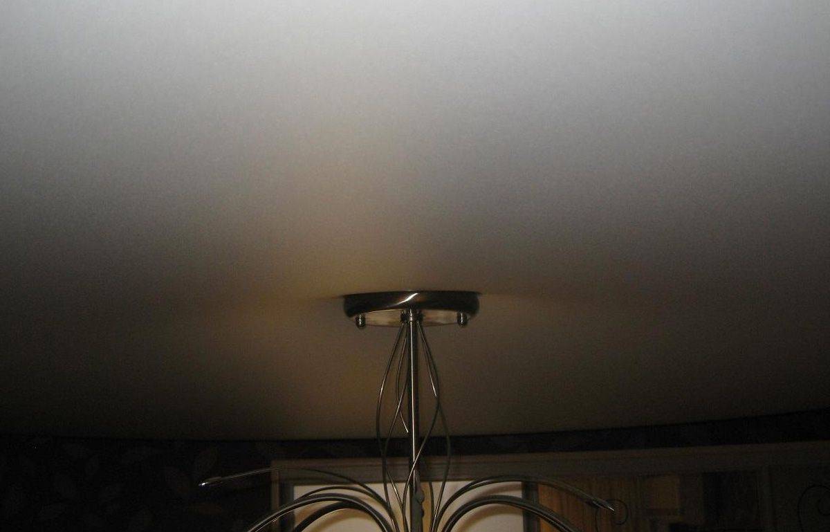 Как провисают натяжные потолки и как это исправить в доме и квартире? причины: от температуры, воздуха, воды и предметов- обзор +видео