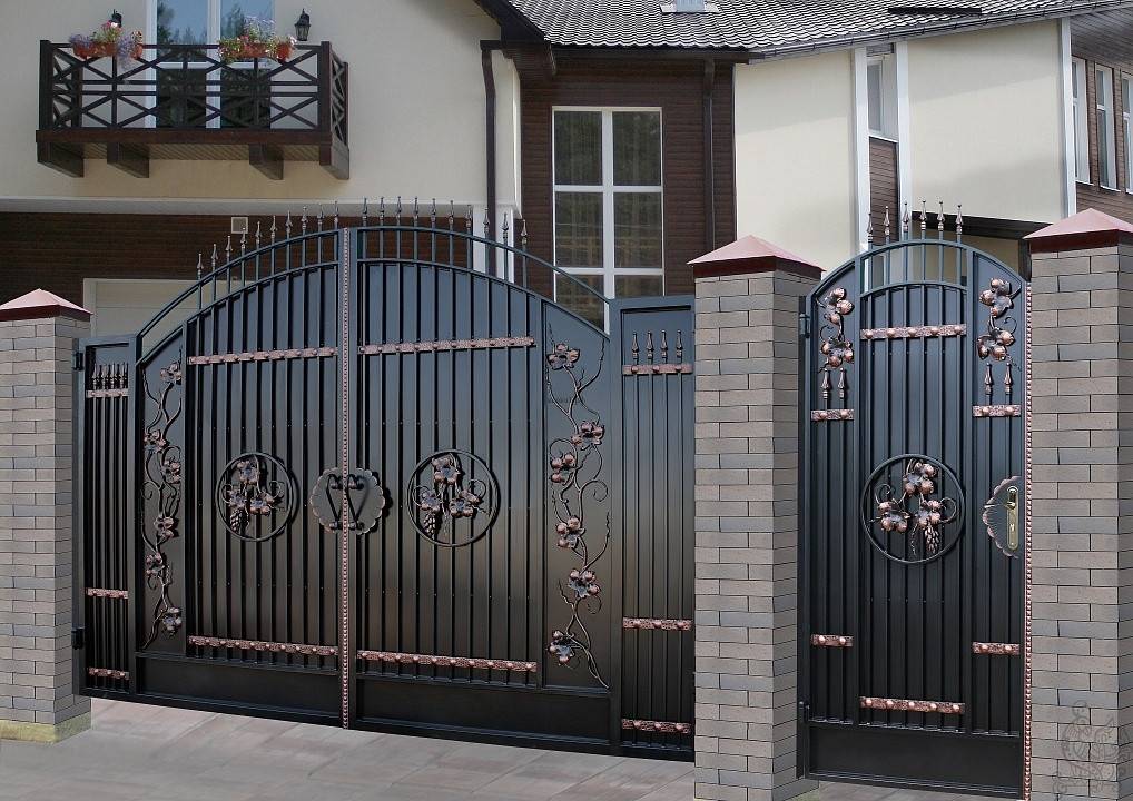 Красивые ворота и калитки для частных домов