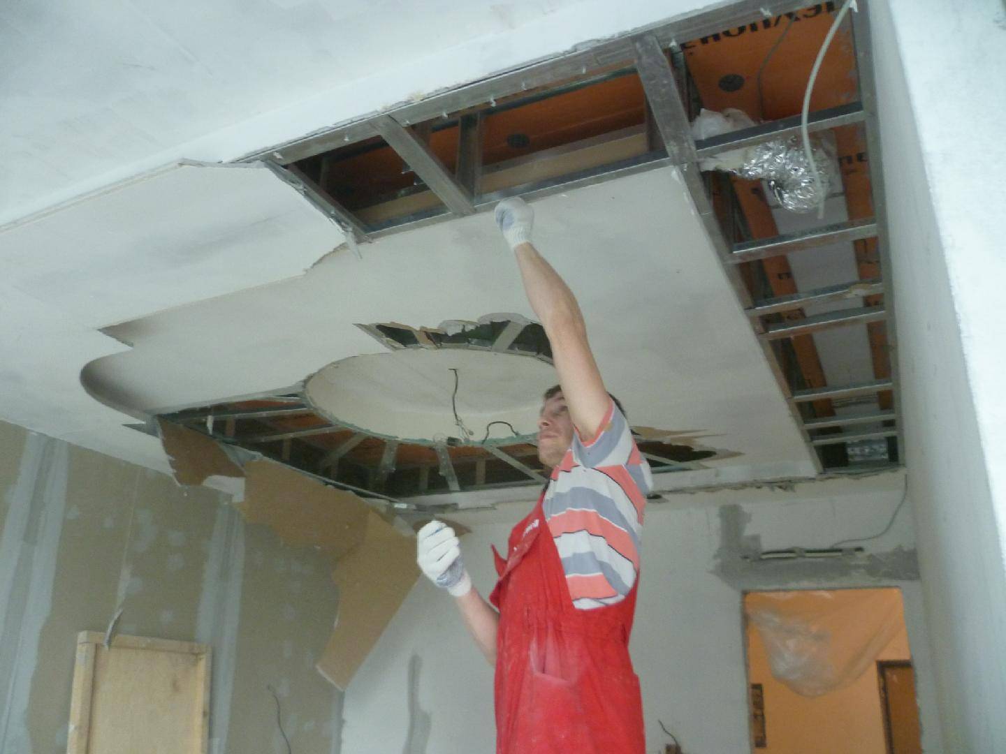 Как снять натяжной потолок своими руками и видео демонтажа