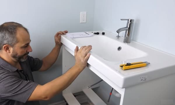Шкаф навесной в ванную комнату: как выбрать и установить