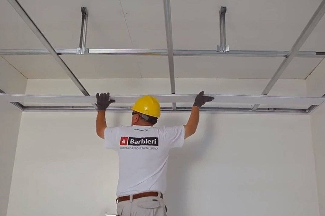 Монтаж подвесного потолка из панелей пвх: как сделать каркас для навесного потолка из пластиковых потолочных панелей, монтаж потолка своими руками