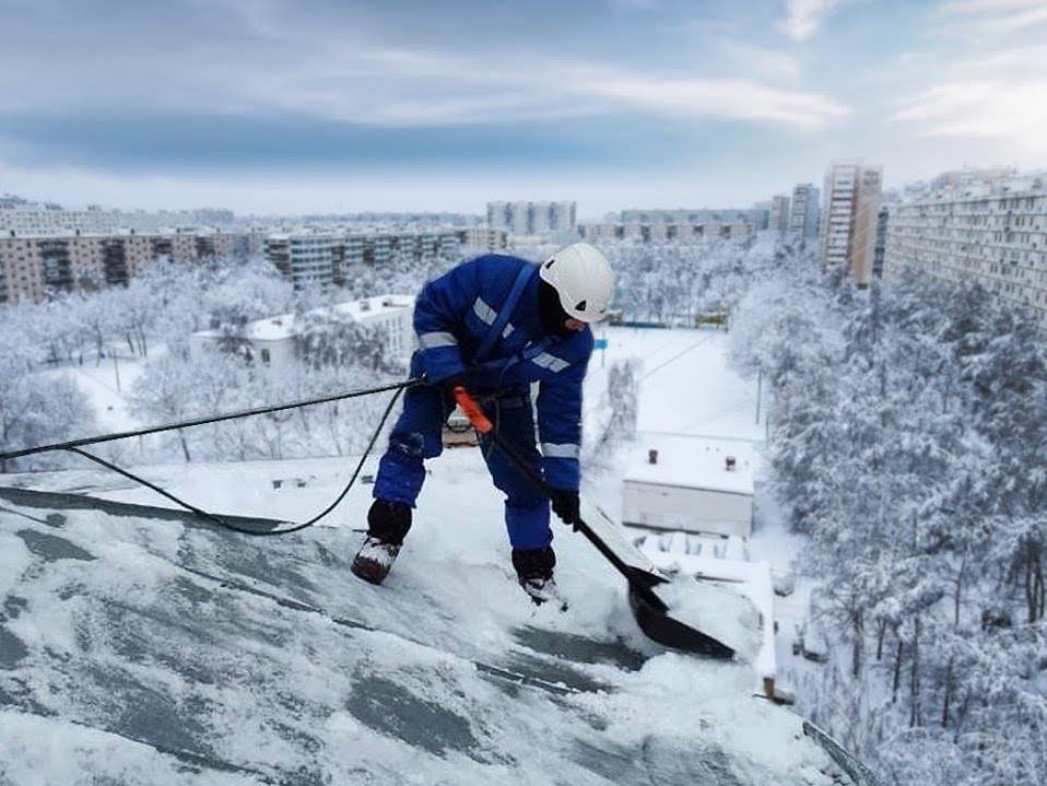 Чистка снега с крыши: современный подход, традиционные способы, меры безопасности