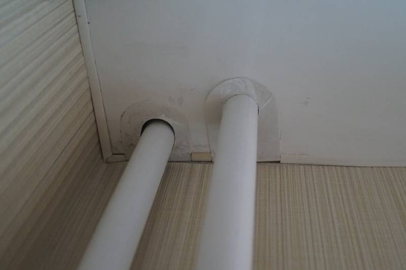 Как правильно обойти трубу при монтаже натяжного потолка