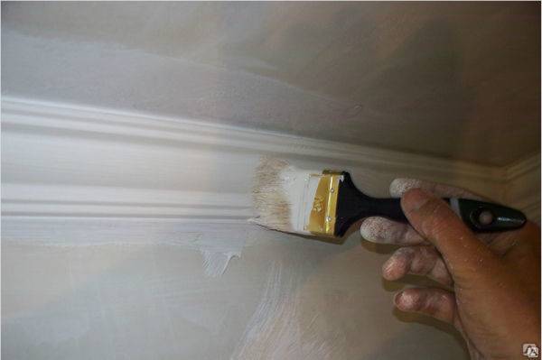 Как покрасить потолочный плинтус из пенопласта