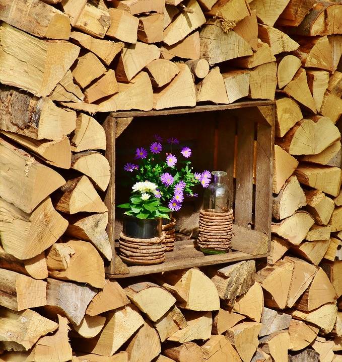 Как сложить дрова: 10 удобных идей и 30 фото красивых поленниц