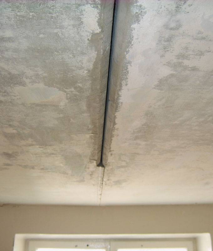 Ремонт потолка — заделываем швы между плитами