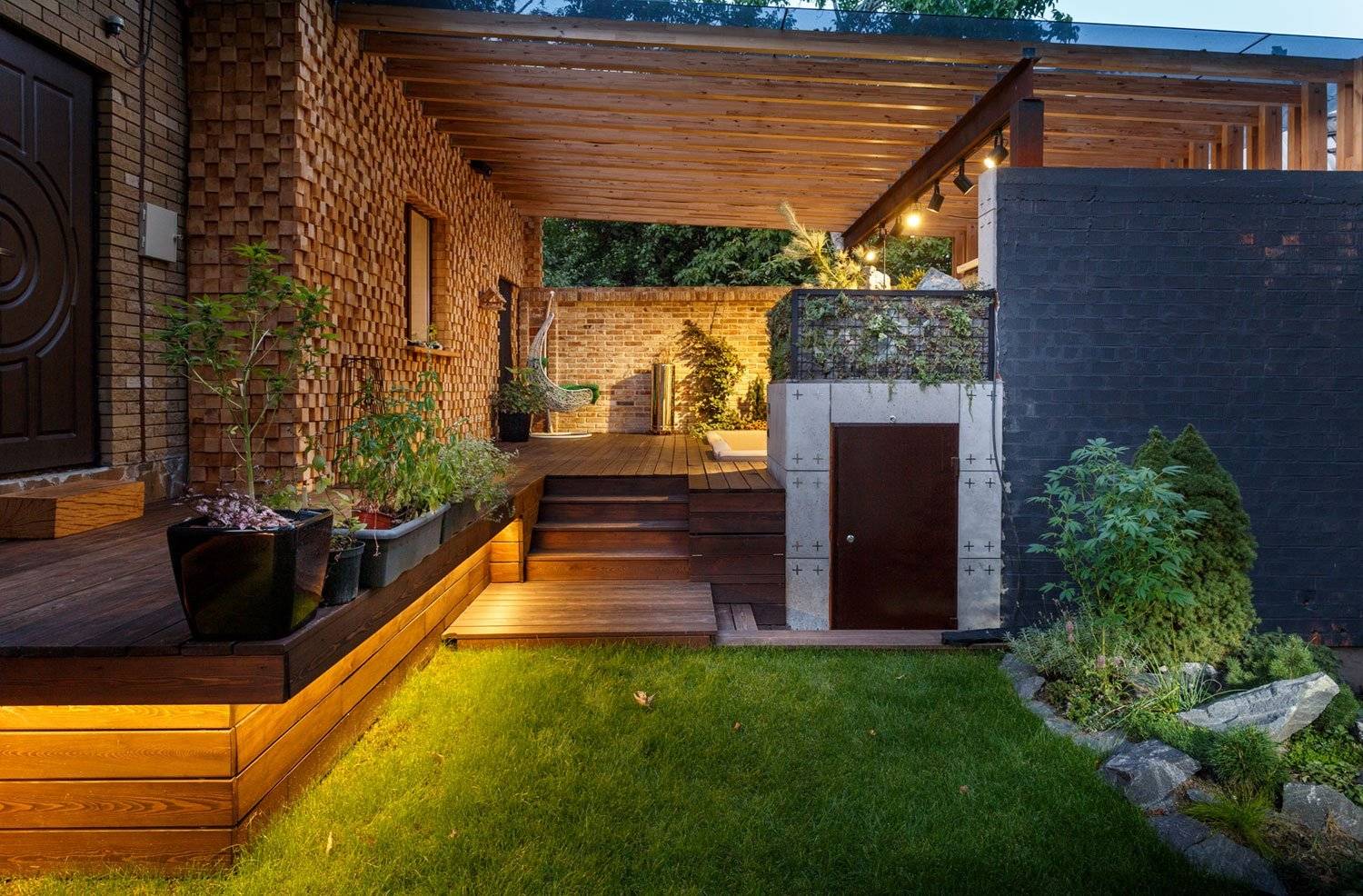 Ландшафтный дизайн двора частного дома: приёмы оформления, фото