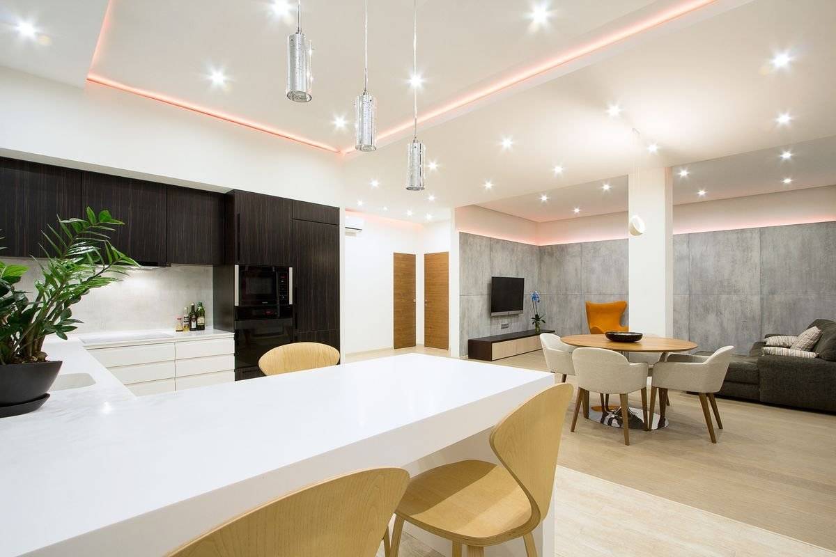 Освещение на кухне с натяжным потолком: как расположить светильники и какие есть варианты