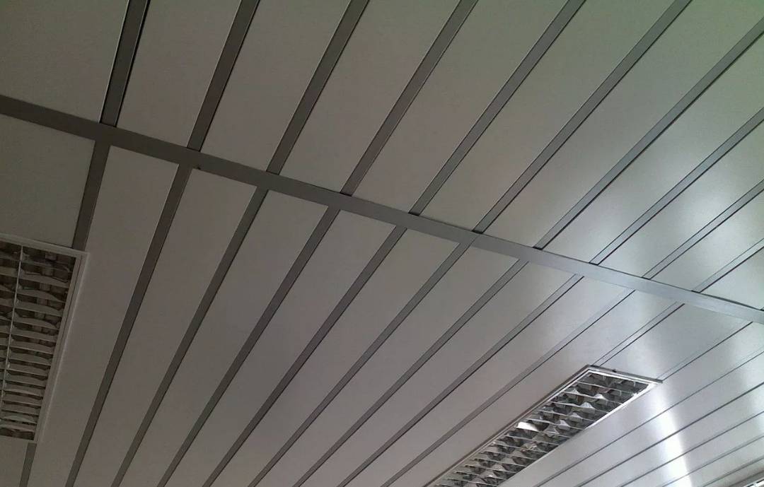 Потолки из оцинкованной стали. металлические подвесные потолки: отличное решение для современного дизайна