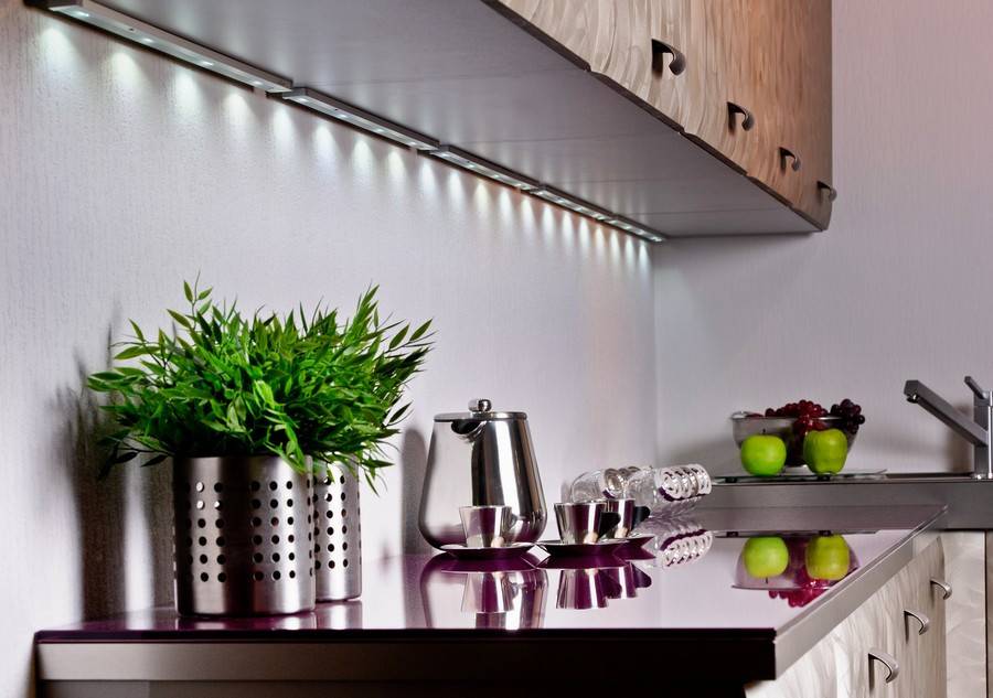 Подсветка для кухни под шкафы – варианты со светодиодной лентой