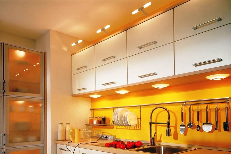 Отмываем натяжной потолок на кухне от копоти и желтизны — чем это лучше сделать?