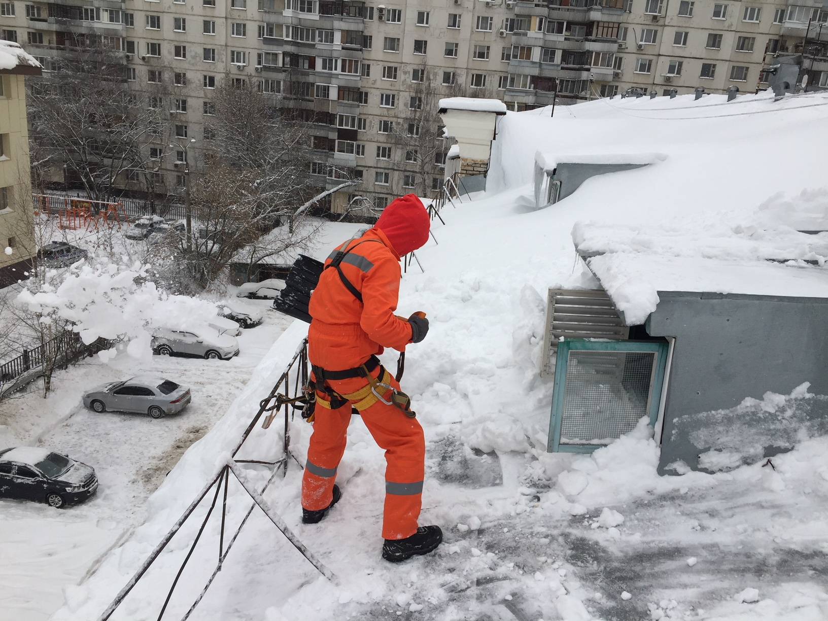 Особенности процесса и методы уборки снега с крыши дома