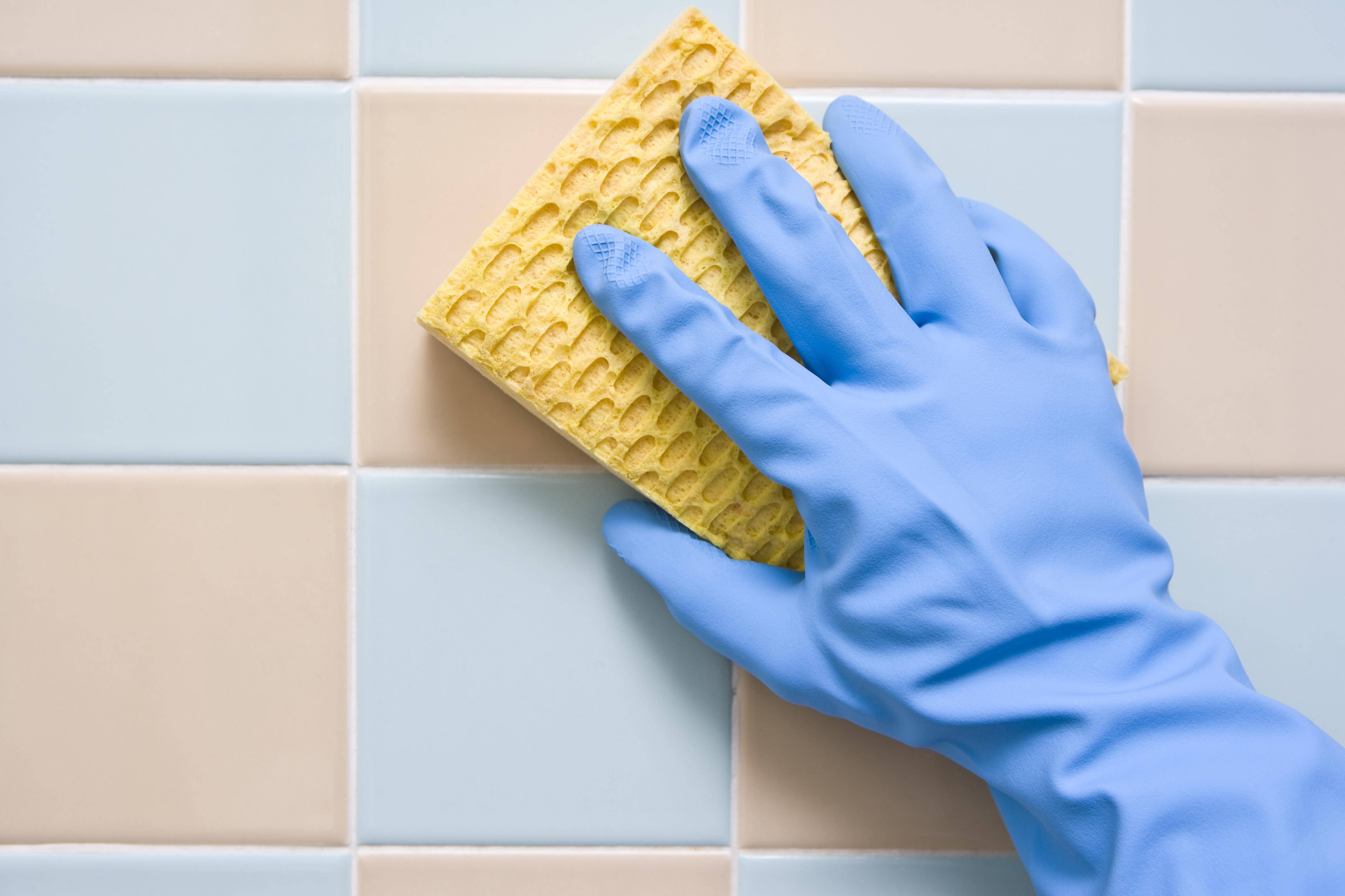 Можно ли мыть шов. Мытье кафельной плитки. Чистка швов плитки. Мытье кафеля в ванной. Чистка межплиточных швов в ванной.