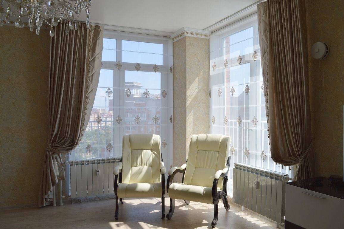 Гостиная с двумя окнами: 120 фото лучших современных идей дизайна и секреты стильного оформления