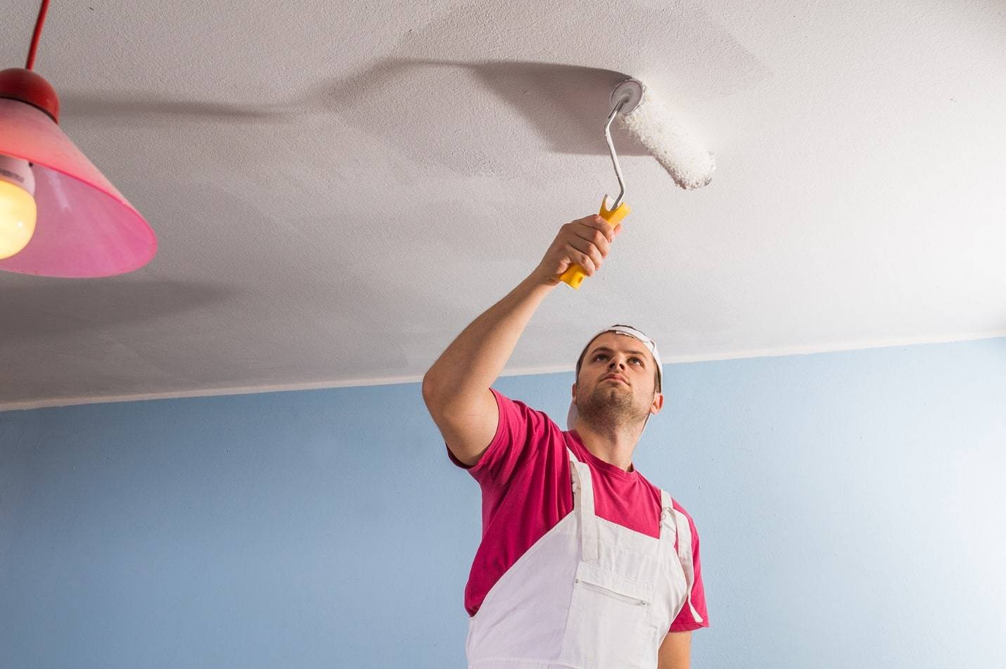 Пятна и разводы на потолке после покраски: в чем причина и как исправить? | домфронт
