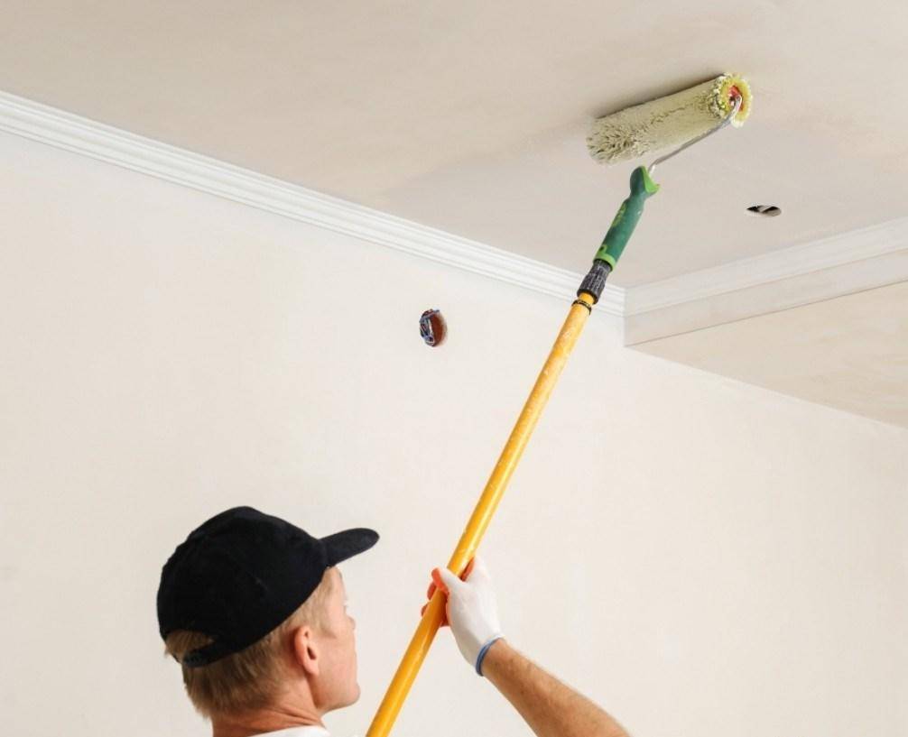 Как смыть водоэмульсионную краску с потолка и обновить потолок