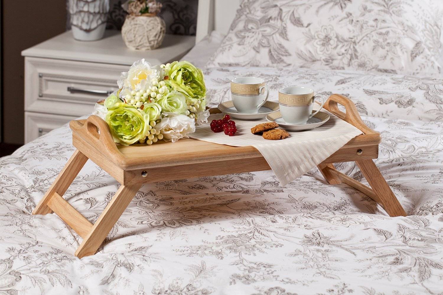 Столик для завтрака в постель своими руками: практичные модели для комфорта