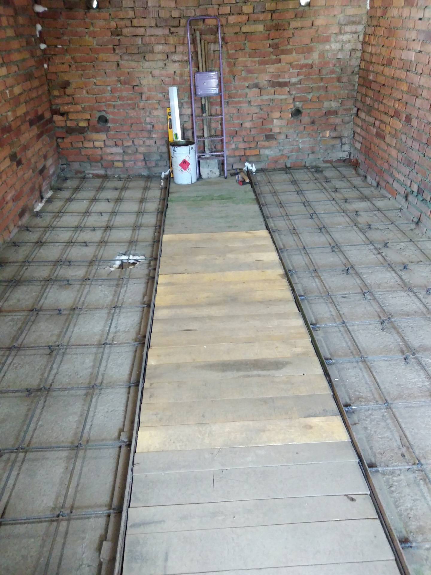Заливка пола бетоном в гараже: пошаговая инструкция