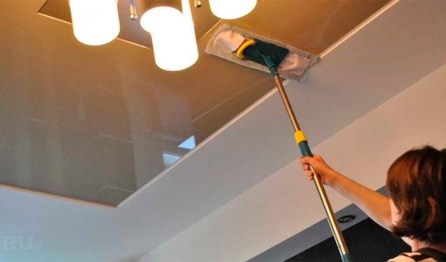 Как чистить натяжные потолки: полезные советы