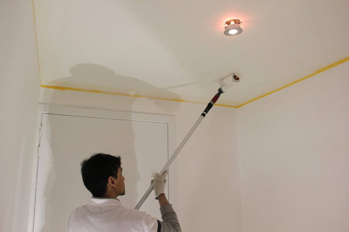 Как побелить потолок своими руками: как правильно и чем лучше белить потолок в комнате, в квартире, как сделать побелку валиком, чем белят, как подготовить потолок к побелке, технология