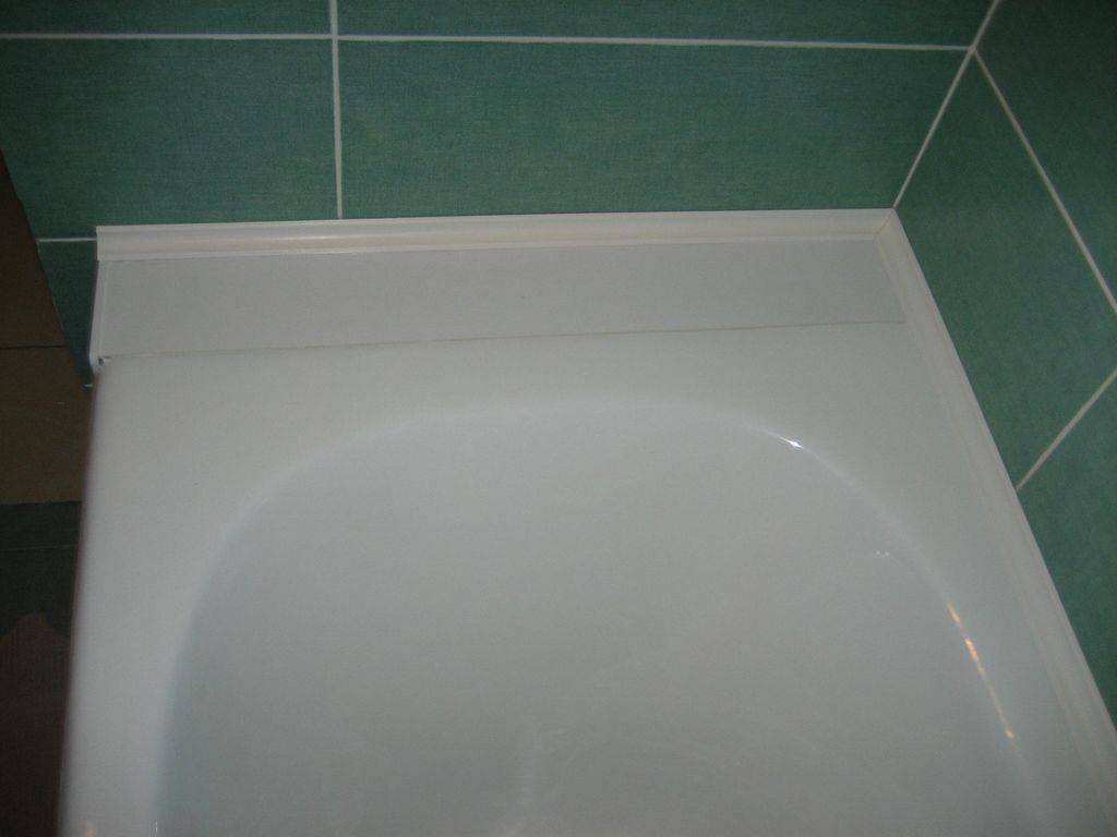 Чем заделать щель между ванной и стеной
