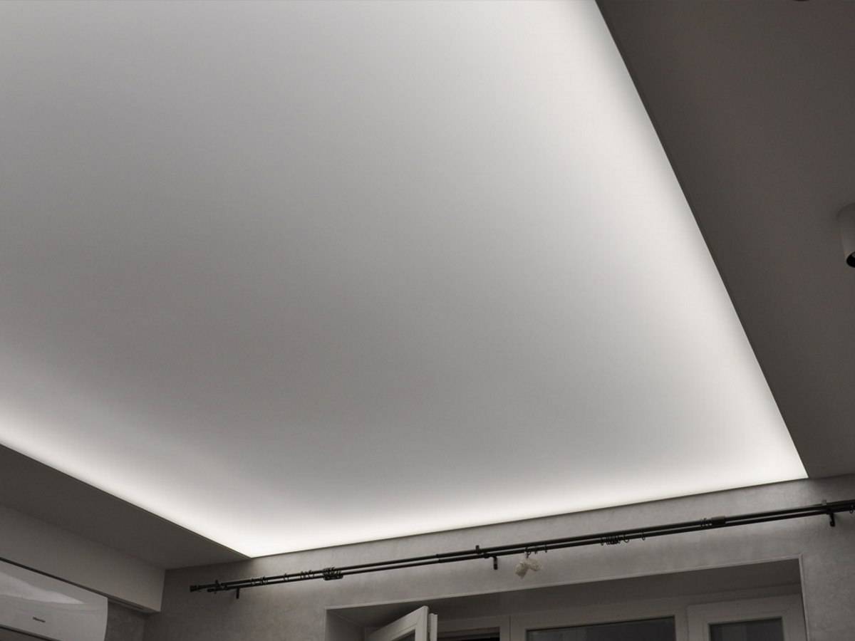 Натяжной светящийся потолок (40 фото): световые и светопрозрачные конструкции, технология монтажа потолков со светодиодами
