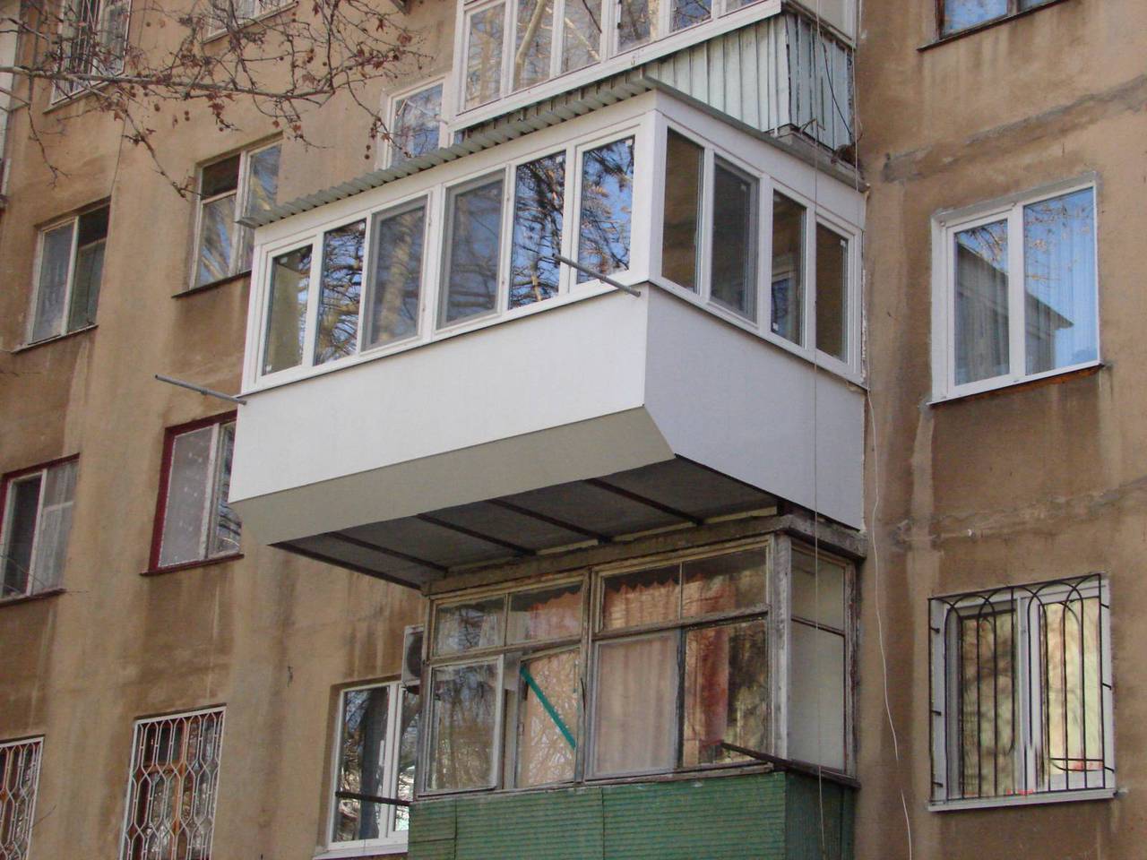 Остекление балкона в хрущевке - особенности, виды, инструкция