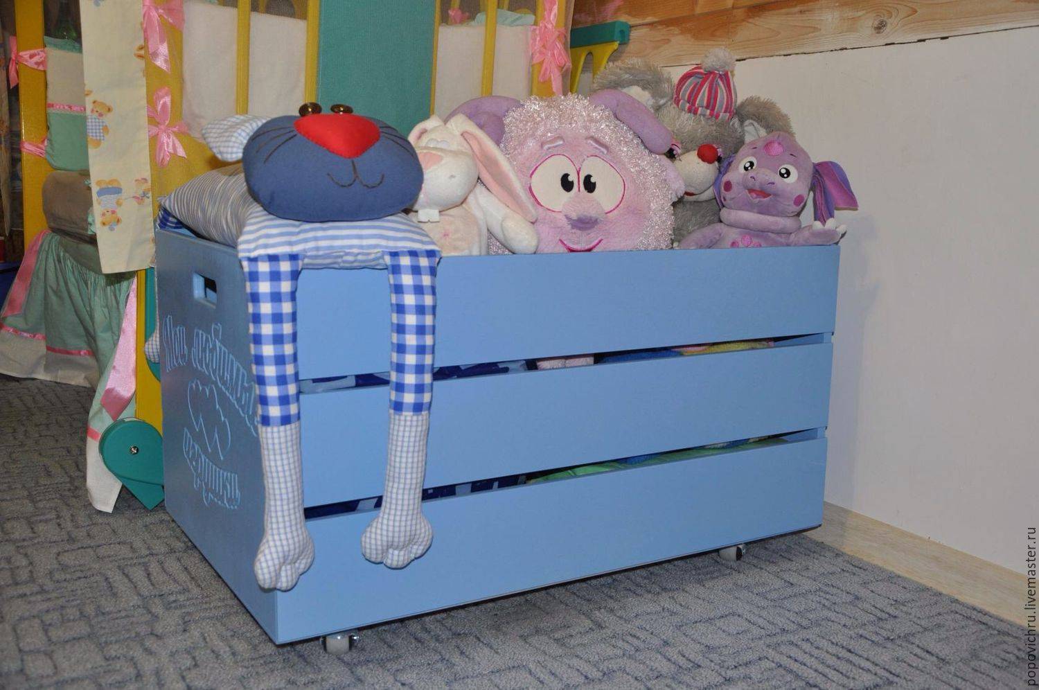 Идеи хранения игрушек в стеллажах и шкафах в детской комнате