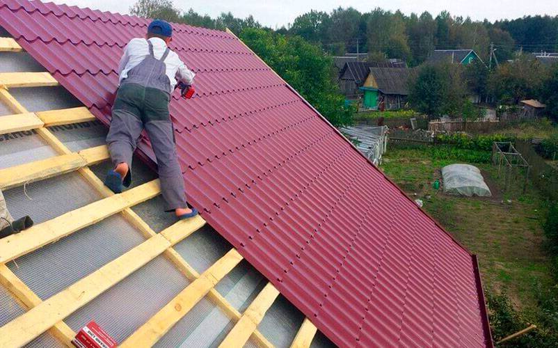 Как правильно покрыть крышу дома профнастилом
