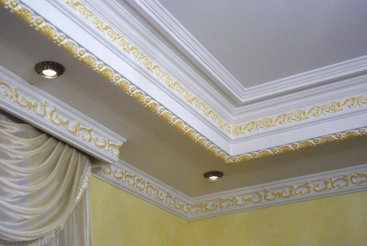 Как клеить багеты на потолок: поклейка, как приклеить правильно на обои, на стену, в углах к потолку, чем клеить