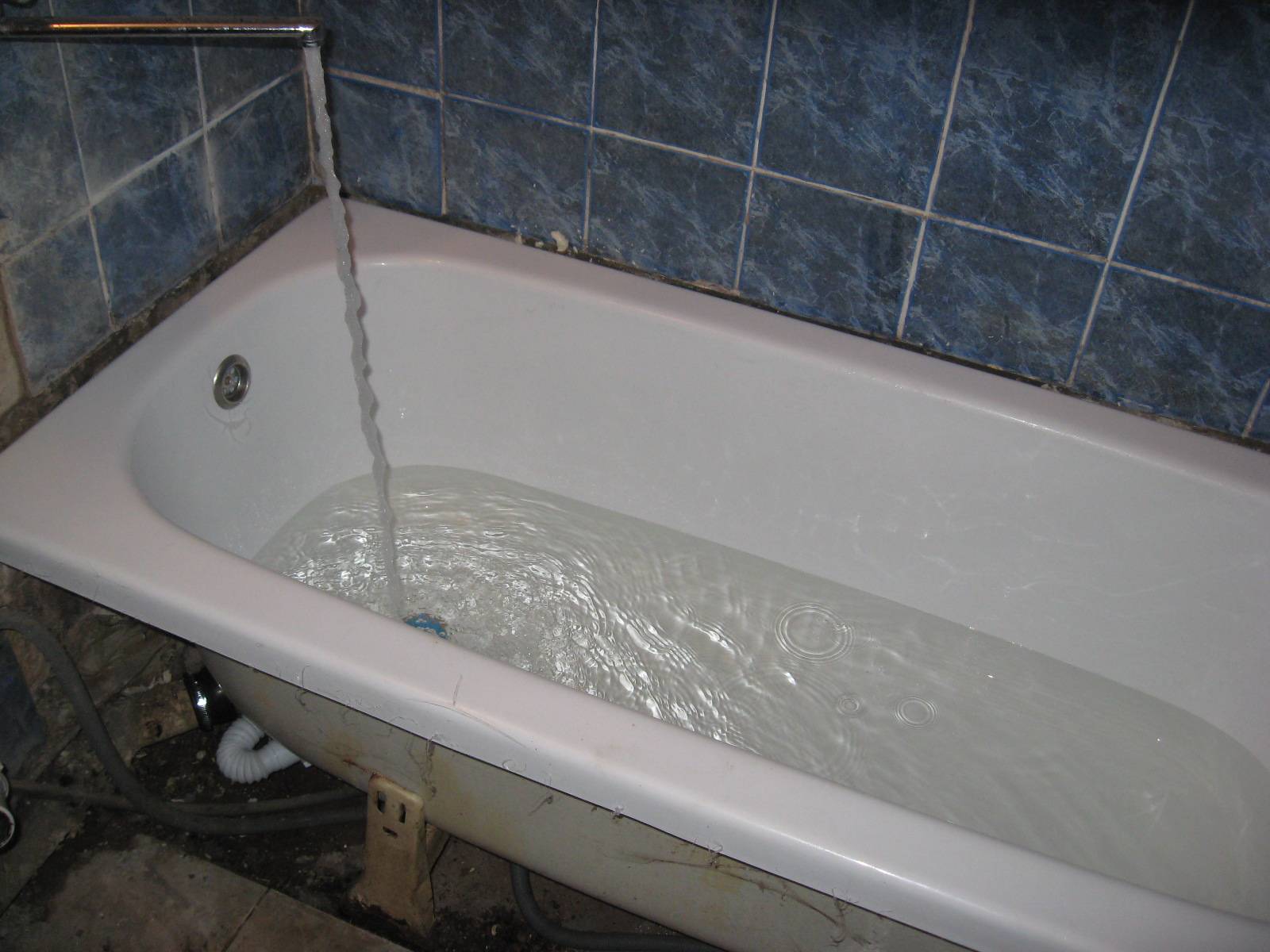 Акриловый вкладыш в ванну: монтаж, отзывы, плюсы и минусы
