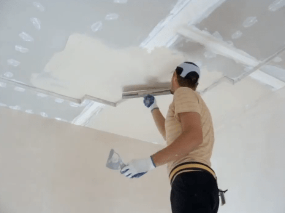 Как выровнять потолок: плюсы и минусы выравнивание поверхности с помощью шпаклевки и гипсокартона
