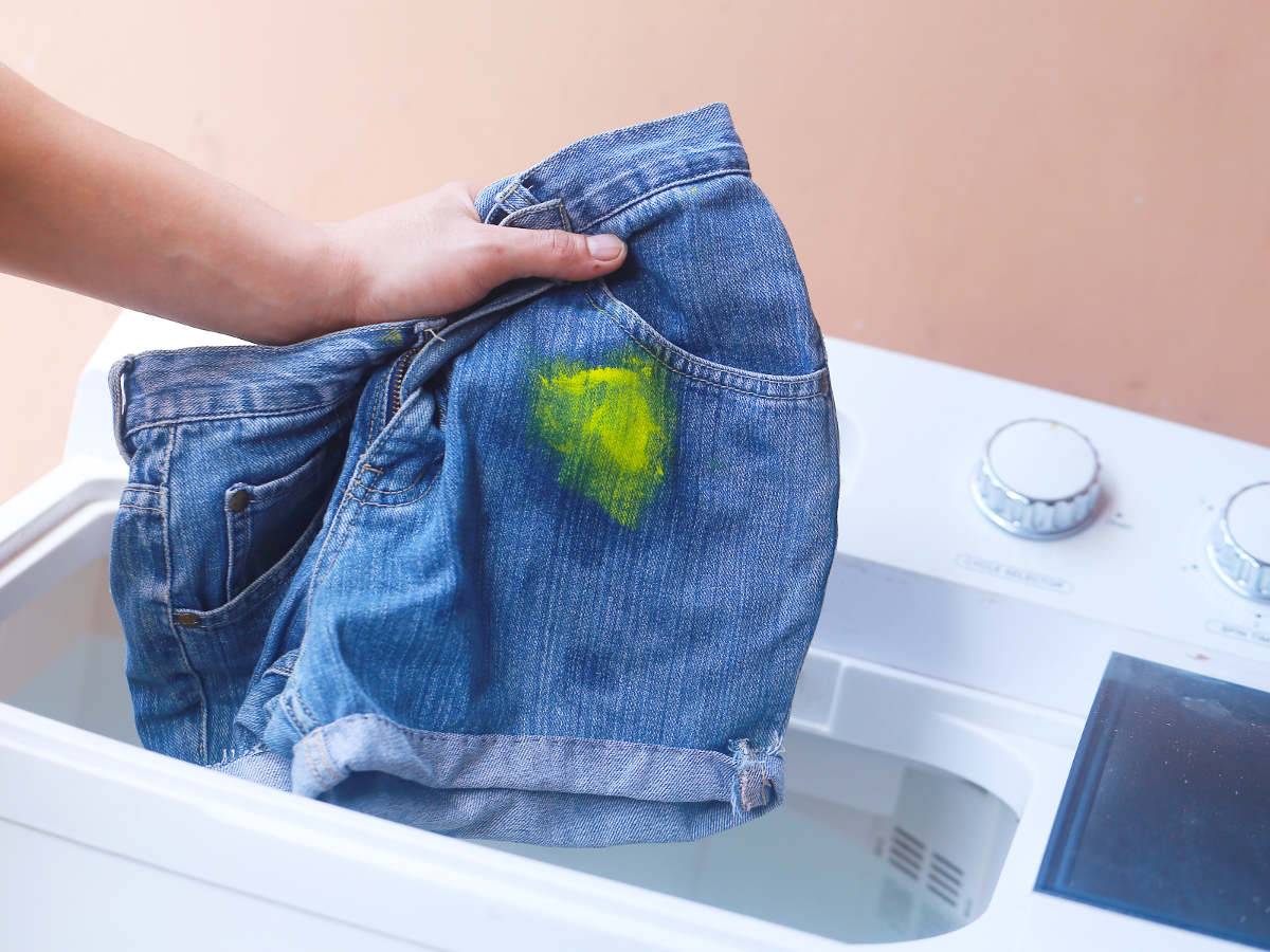 Чем выводить засохшую краску с одежды в домашних условиях: как убрать пятна, чем можно оттереть, что учесть перед тем, как удалить загрязнение?