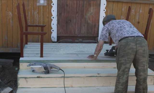 Чем покрасить деревянное крыльцо на улице: виды покрытий и правила окрашивания