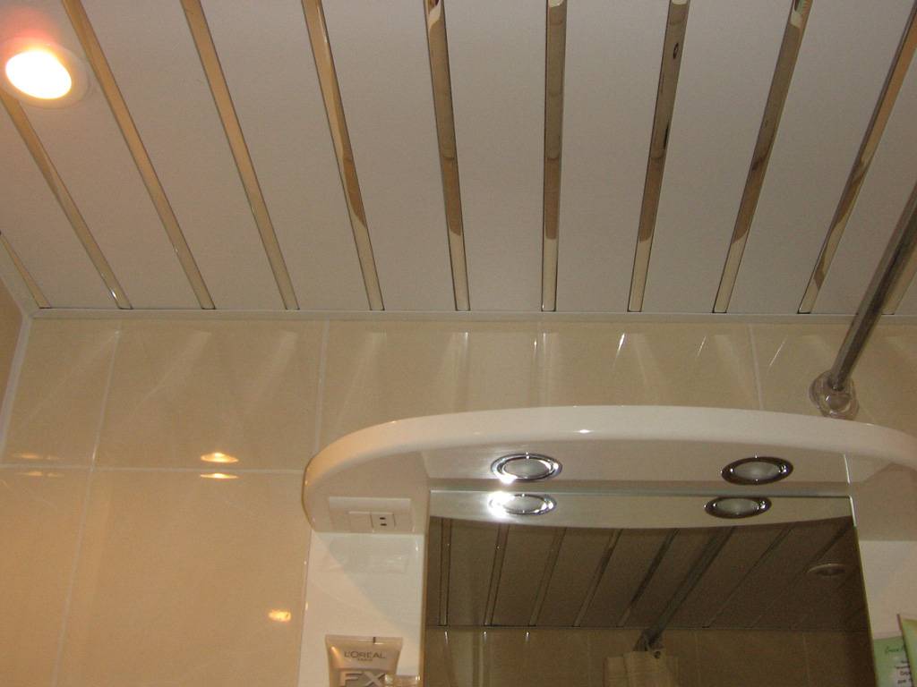 Натяжные потолки в ванной комнате: плюсы и минусы, отзывы
