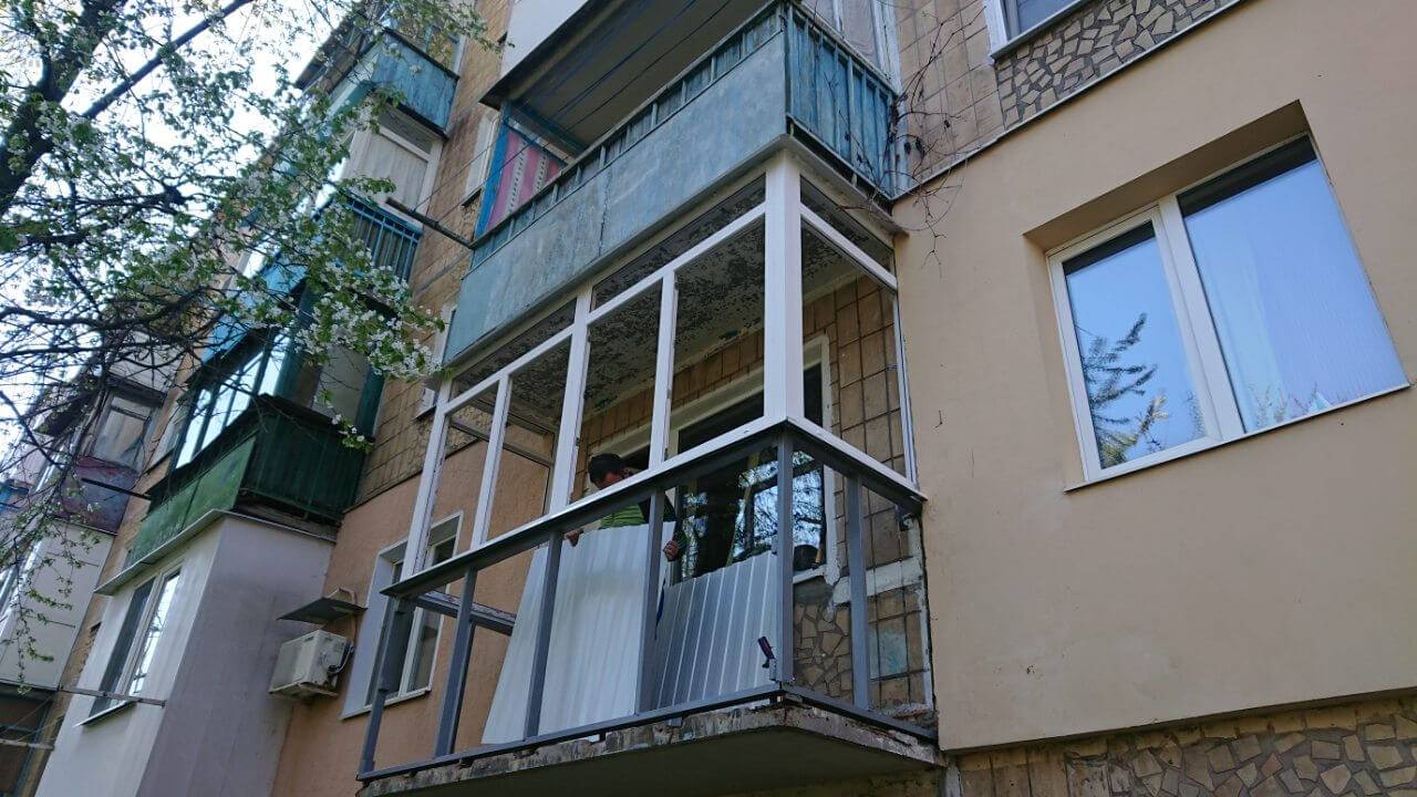 Советы и практические рекомендации по остеклению балконов в хрущевке