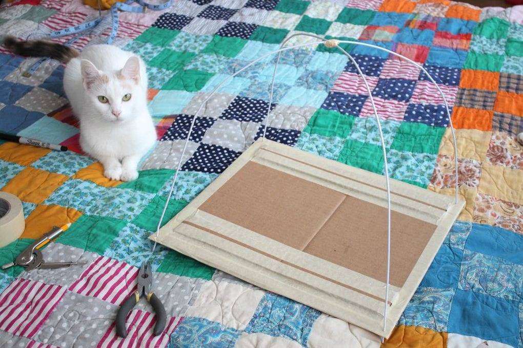 Как сделать домик для кота своими руками из поролона, синтепона, фанеры? как сделать кошачий домик из картона, футболки? как сделать, сшить своими руками домик для кошки в виде гамака? чертежи домиков для кота