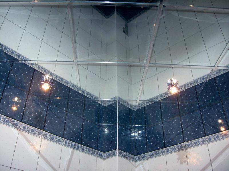 Зеркальный потолок в ванной комнате - фото, виды и особенности