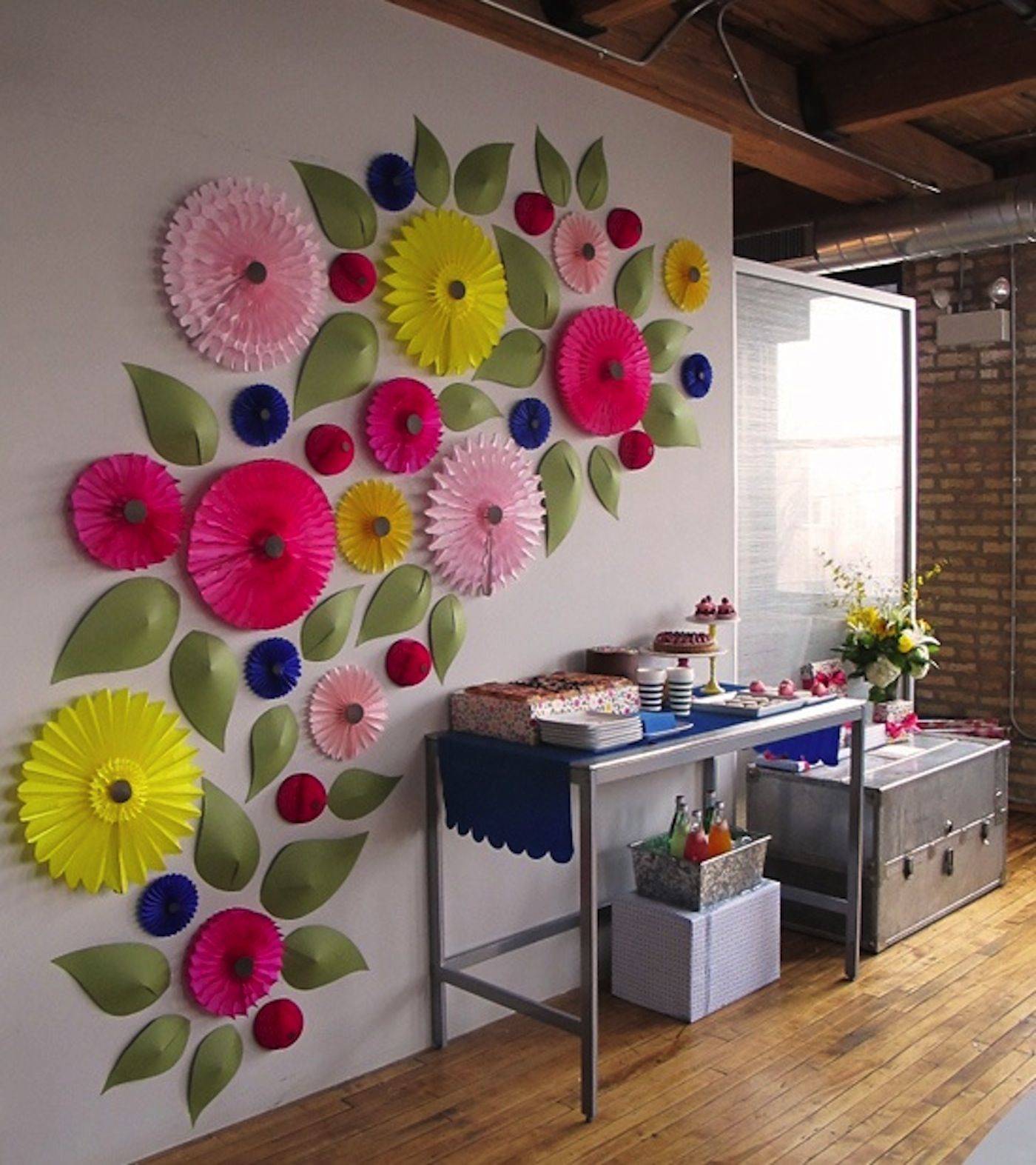 Объёмные цветы из бумаги своими руками на стену: популярные схемы и шаблоны