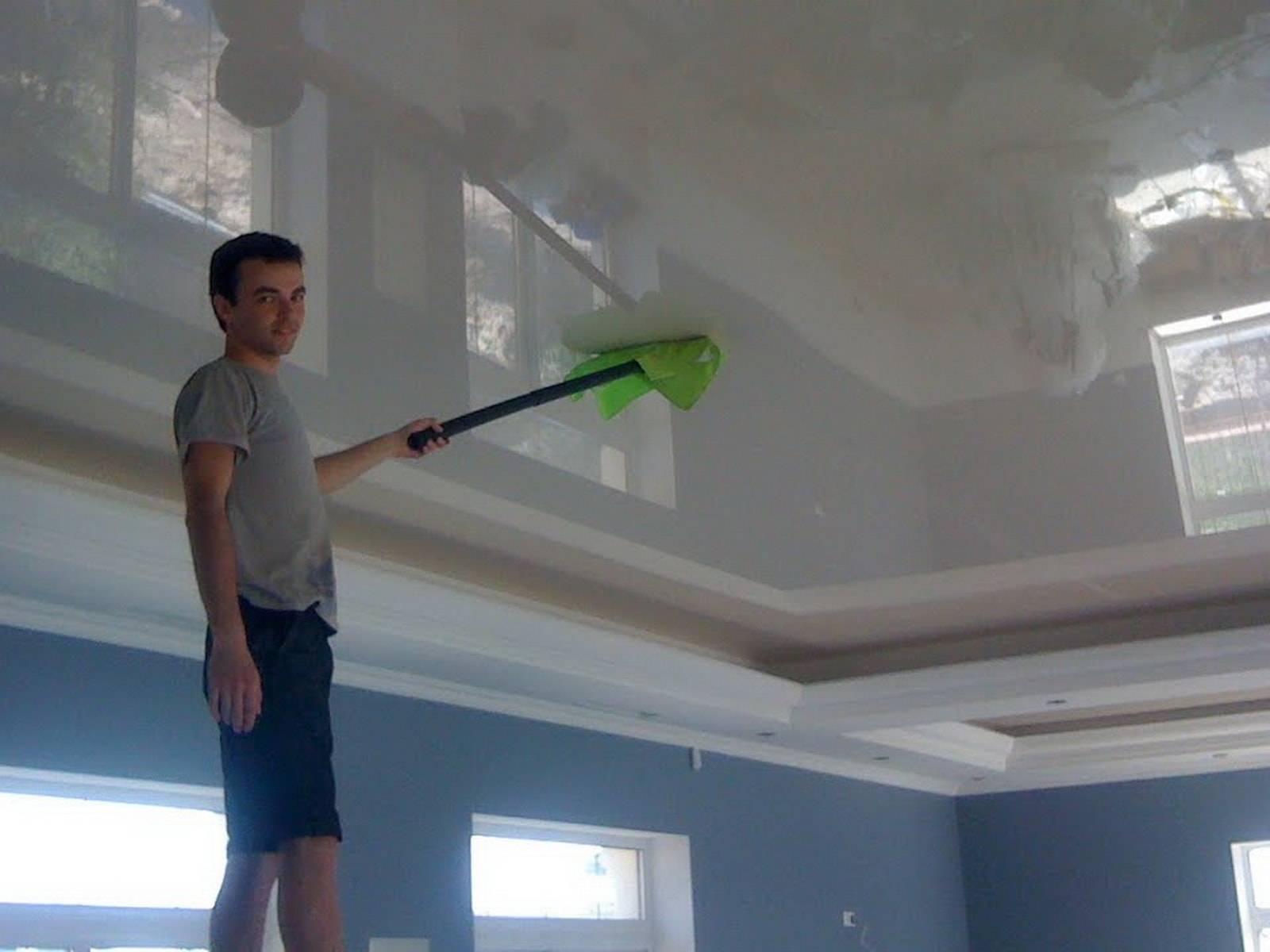Советы о том, как правильно мыть натяжные потолки: 30 фото