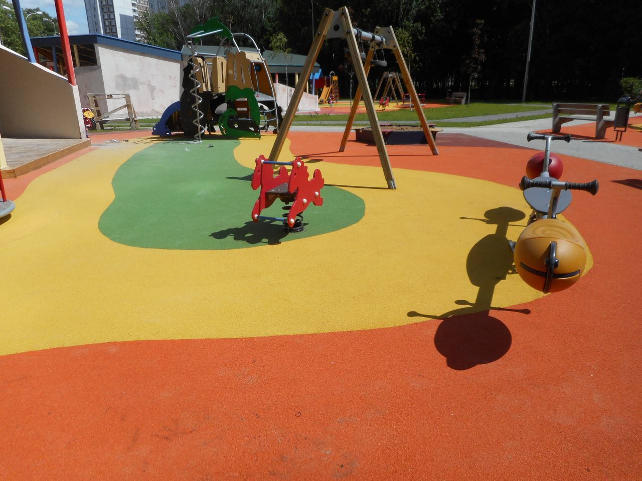 Выбираем резиновое покрытие для детских площадок: виды и преимущества
