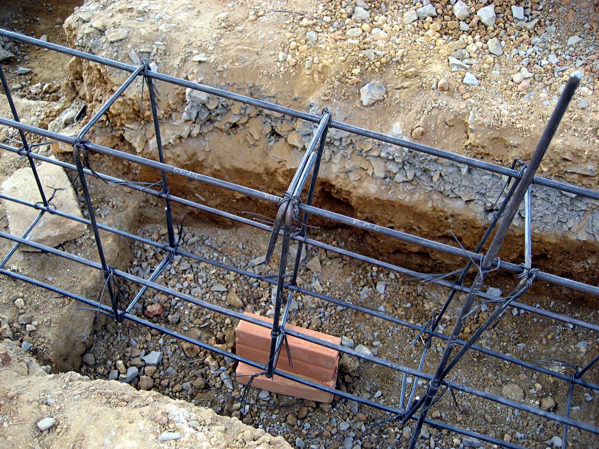 Ржавая арматура в бетоне - капитальное строительство