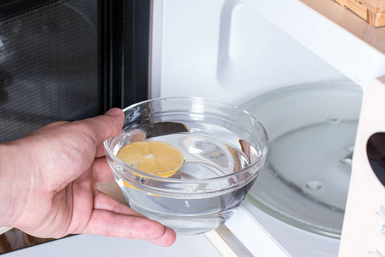 Пошаговые рецепты, как в домашних условиях почистить микроволновку быстро, дешево и доступно