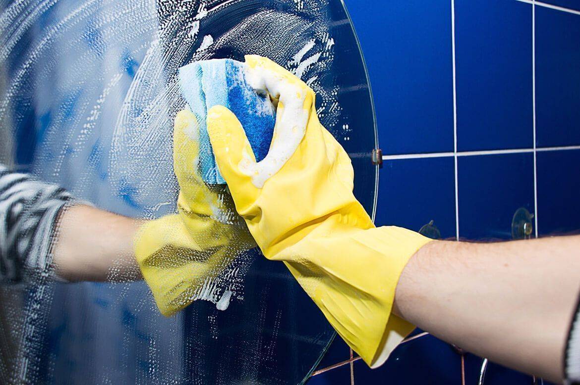 Как почистить и помыть зеркало без разводов в домашних условиях