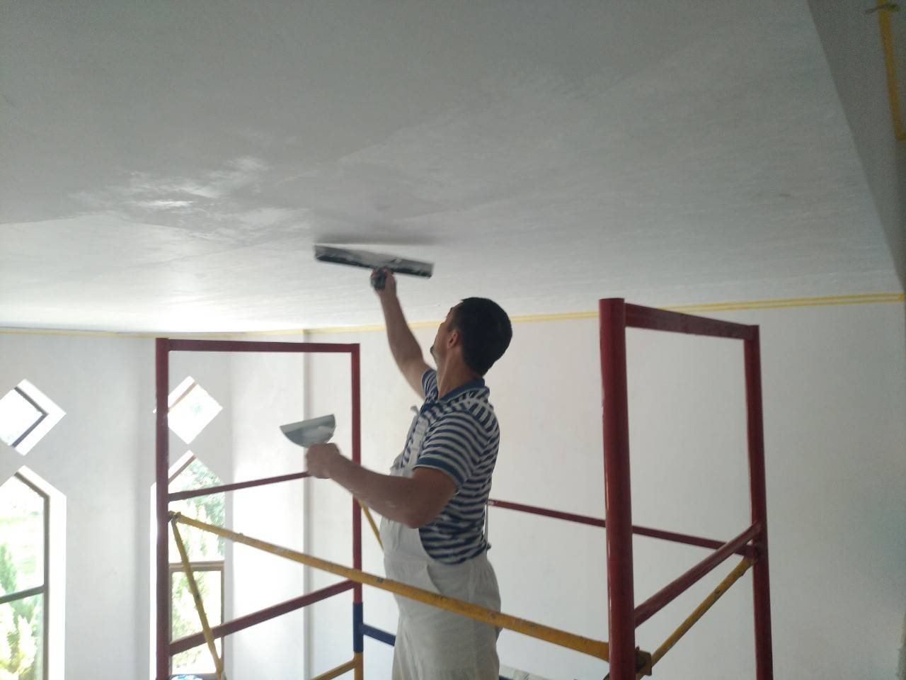 Покраска потолка из гипсокартона своими руками