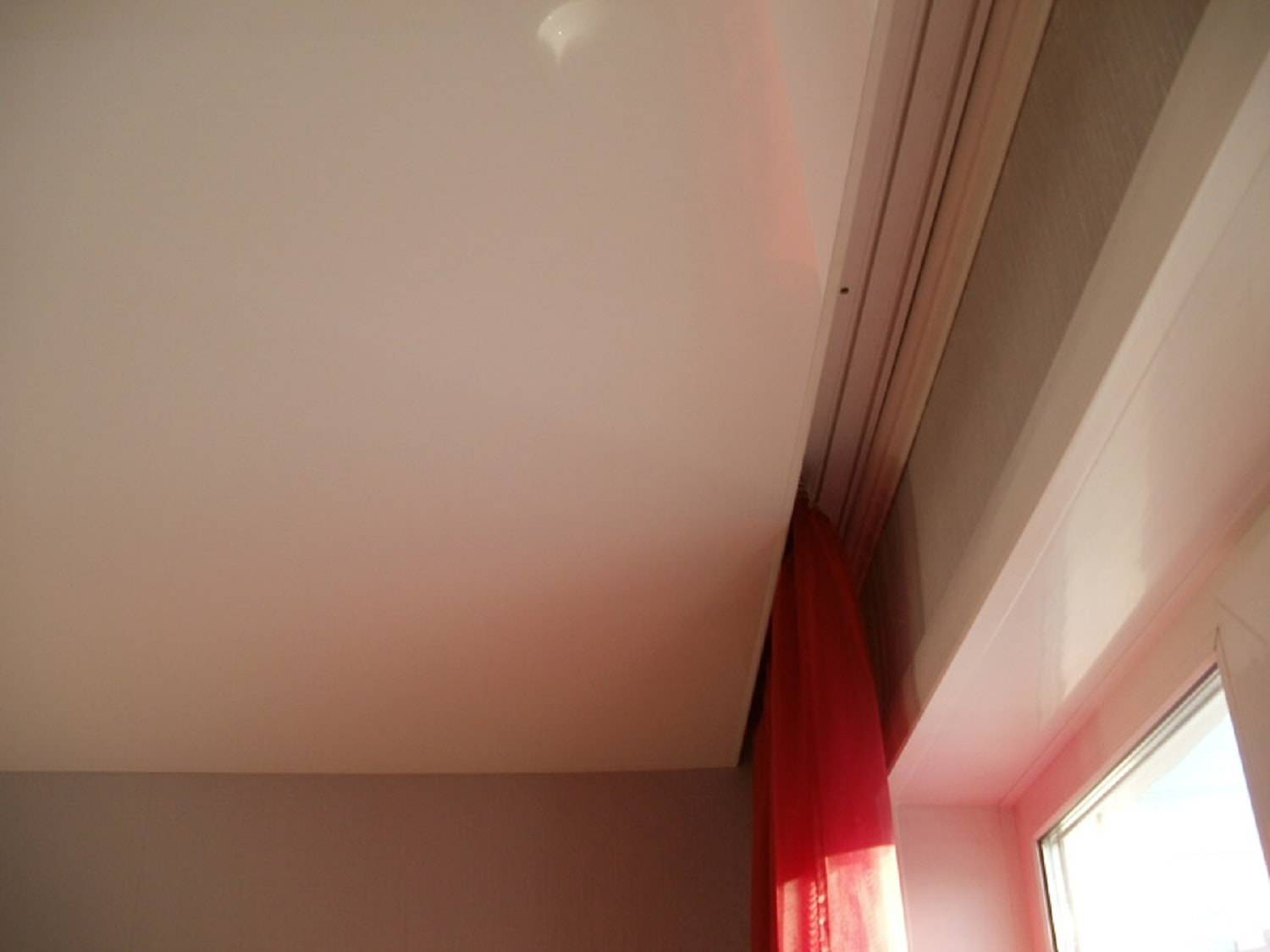 Карнизы для штор под натяжные потолки: какие гардины лучше выбрать - потолочные или настенные?