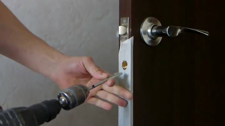 Установка дверного замка в межкомнатную дверь: простая и понятная инструкция