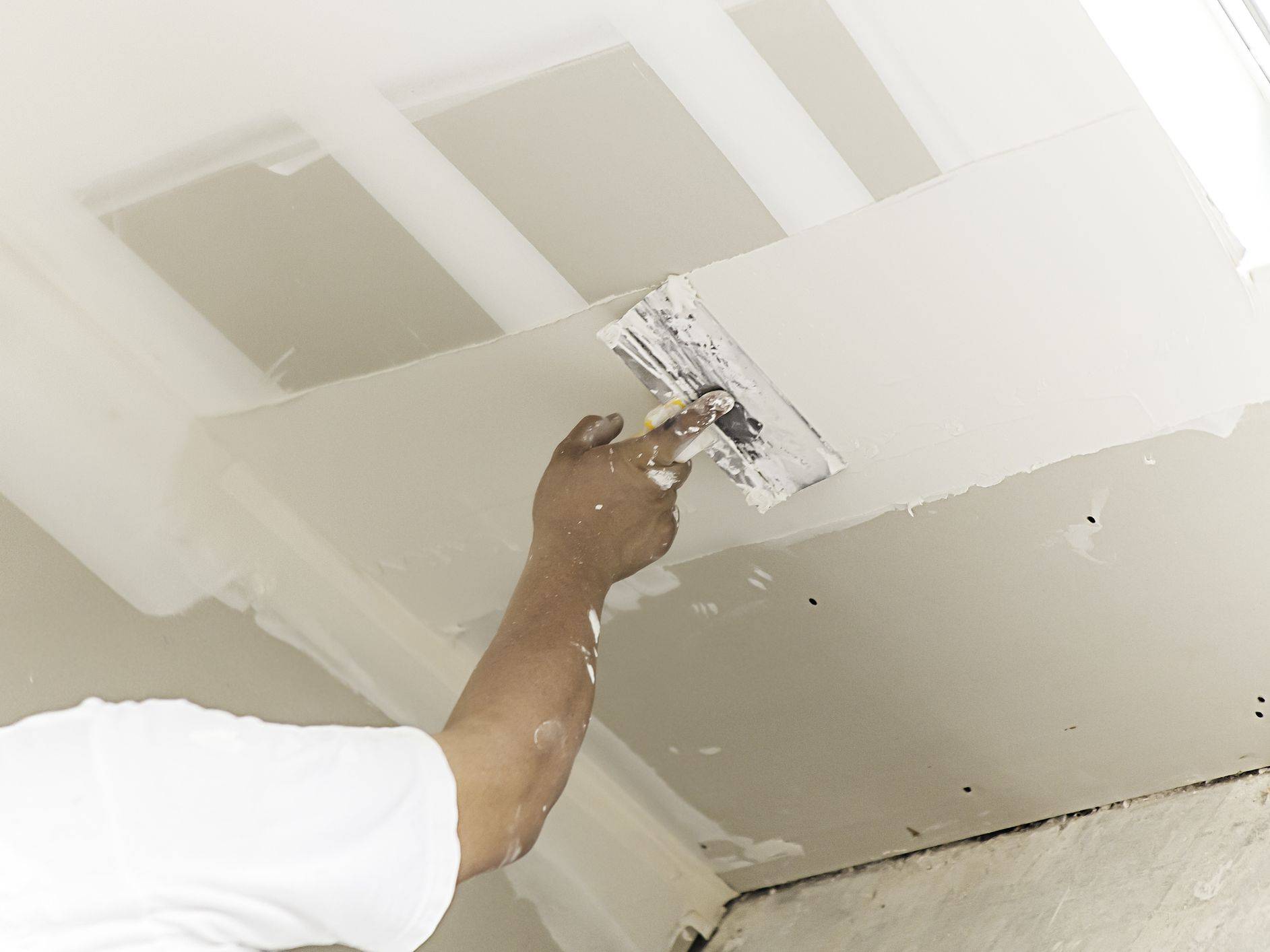 Покраска потолка из гипсокартона: какой краской лучше красить гипсокартонный потолок, как и чем покрасить подвесной потолок