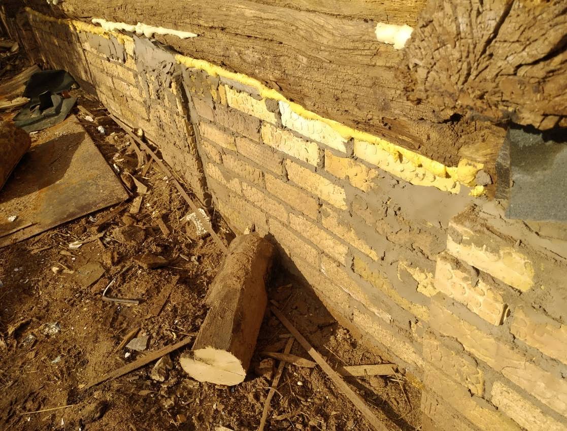 Как частично или полностью заменить нижний венец деревянного дома своими руками с поднятием конструкции и без него
